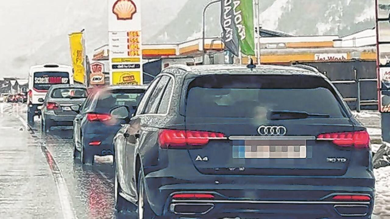 Ausweichverkehr: Durch A 10-Anrainergemeinden wie hier in Kuchl wälzt sich die Blechlawine. 