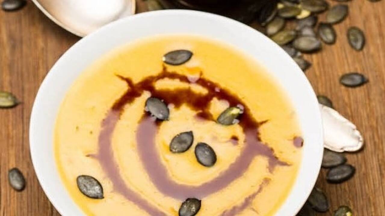 Die Kürbiscremesuppe zählt zu den Klassikern im Herbst. 