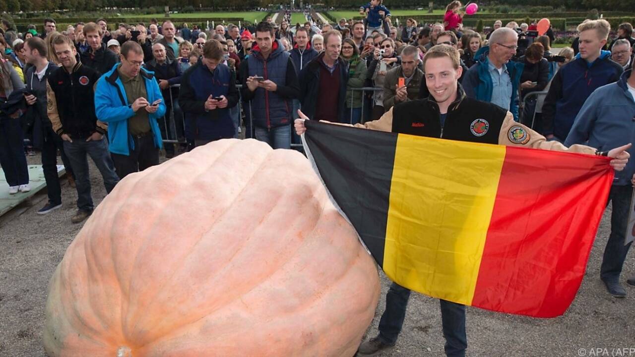 Der Weltrekordhalter Matthias Willemijns mit seinem tonnenschweren Kürbis. 
