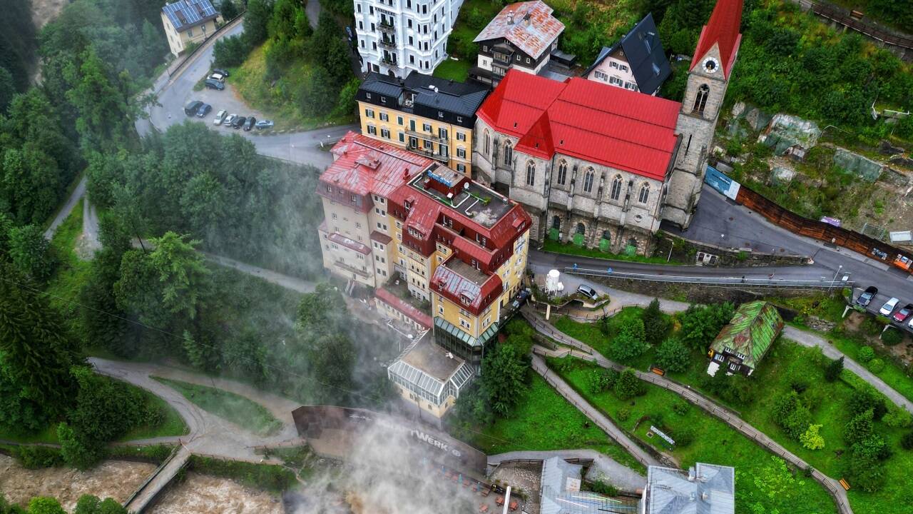 Besonders dramatische Bilder kamen im Sommer aus Bad Gastein: Der weltberühmte Wasserfall wurde zu einer braunen Sturzflut.  