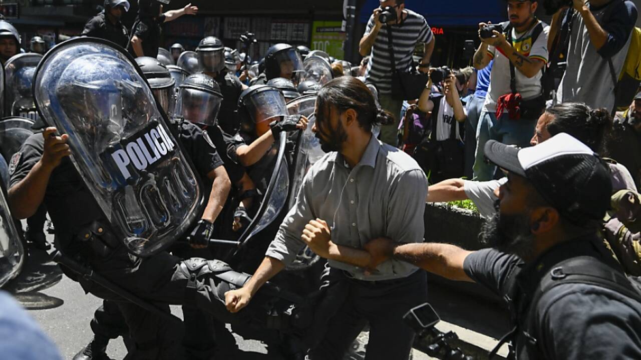 Proteste gegen Mileis Pläne 