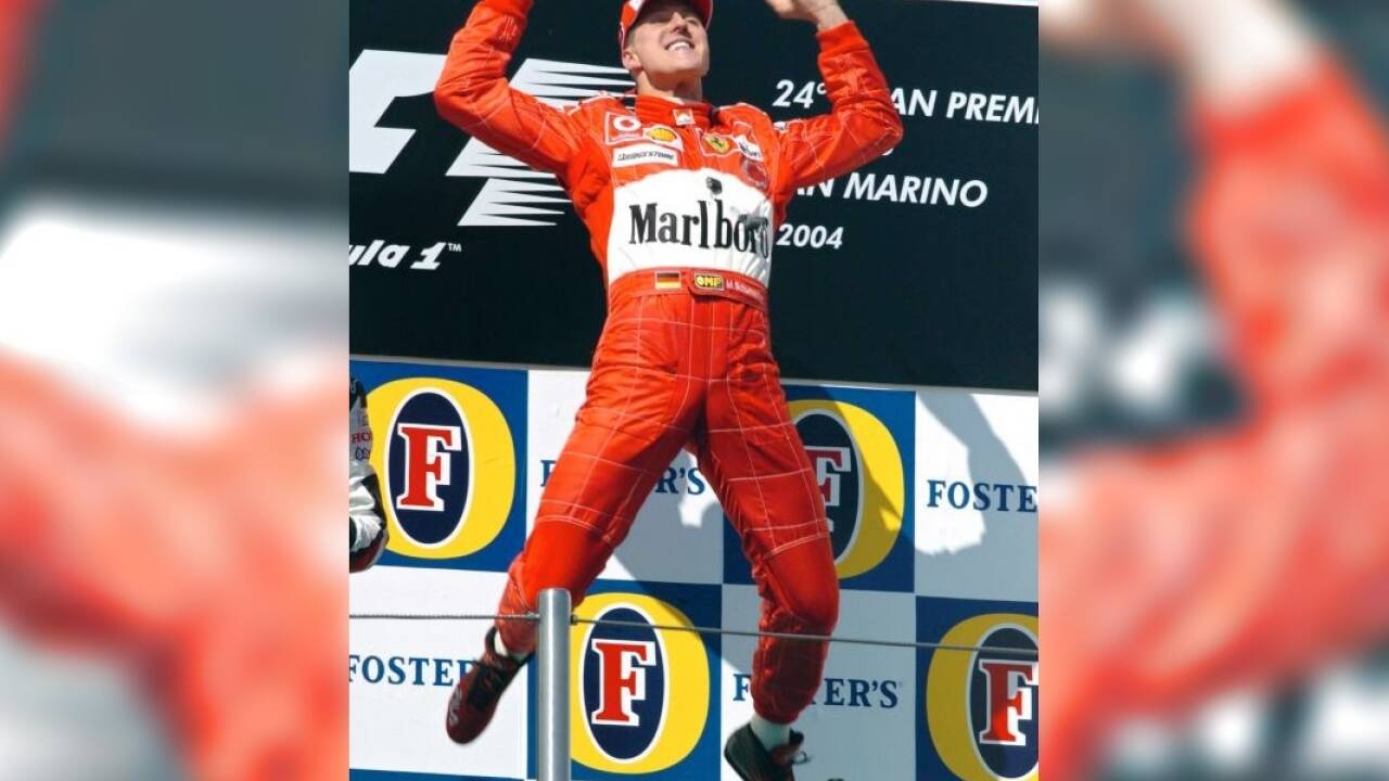 „Schumi“ in gewohnter Siegpose. 