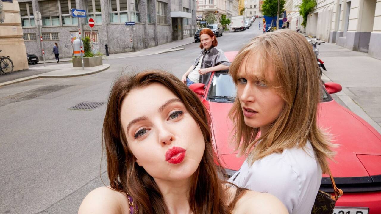 Szene aus „Biester“: Penelope Sund (Fanni Schneider) und Tiziana Sund (Theresa Riess) beim Posen, im Hintergrund Marvin Senf (Felix Oitzinger). 