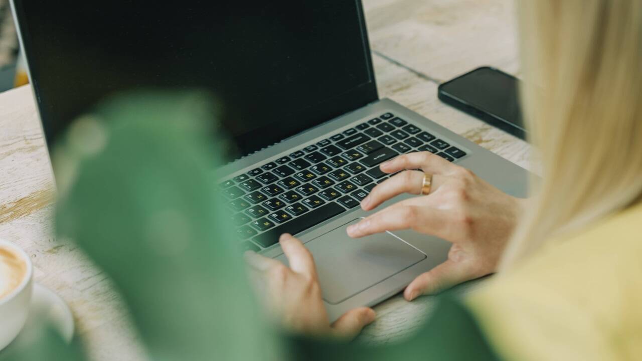 Yvonne lernte ihn über eine Dating-Plattform kennen. „Wie viele in meinem Alter“ meldete sie sich dort an, verspürte die Sehnsucht, dort einen Partner fürs Leben zu finden. Yvonne lernte ihn über eine Dating-Plattform kennen. „Wie viele in meinem Alter“ meldete sie sich dort an, verspürte die Sehnsucht, dort einen Partner fürs Leben zu finden.