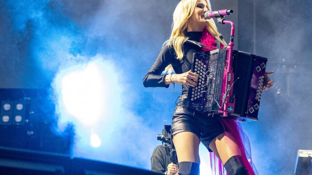 Melissa Naschenweng wird gemeinsam mit ihrer Band beim Schlosswiesenfestival in Sighartstein auftreten. 