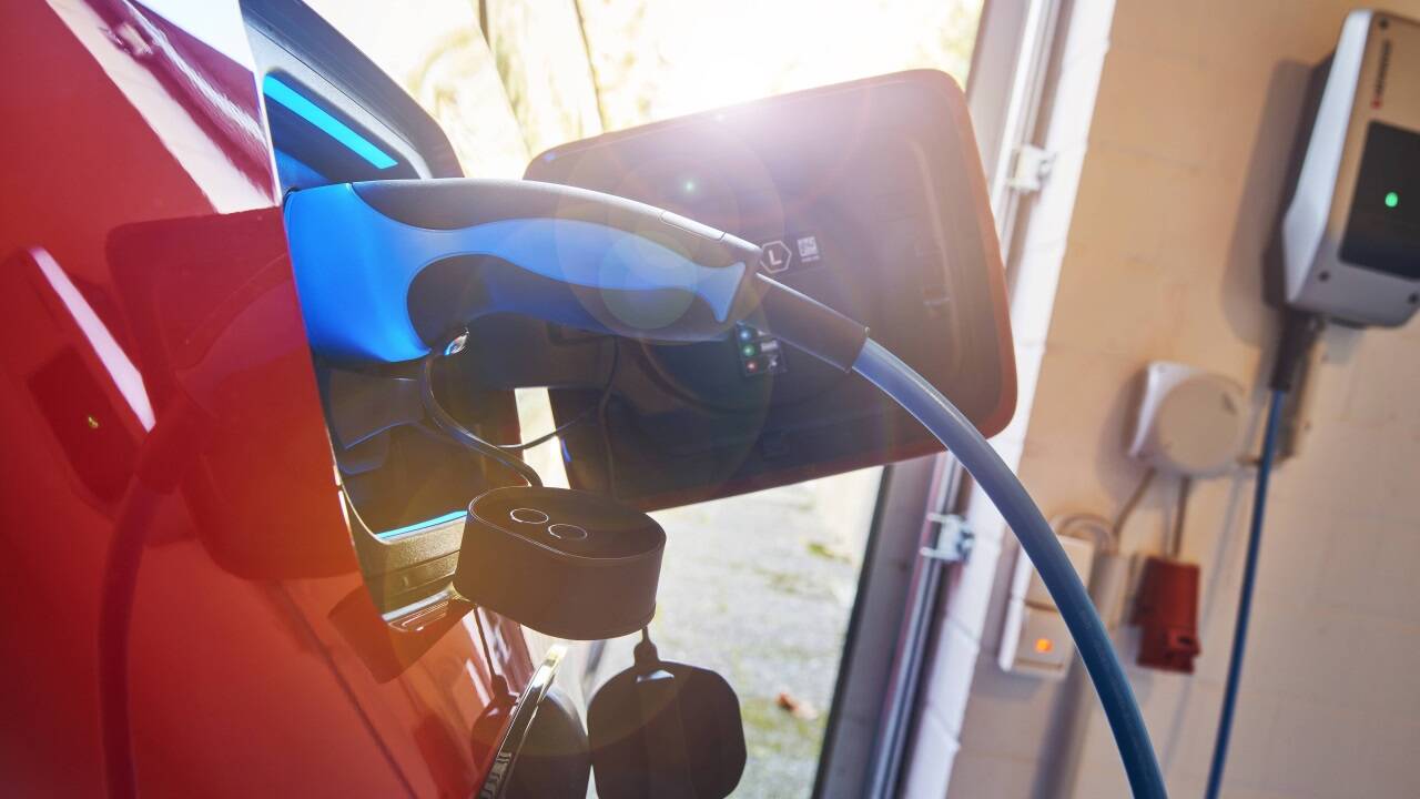 Besitzerinnen und Besitzer von E-Autos können sich auch im neuen Jahr über eine Prämie freuen. 