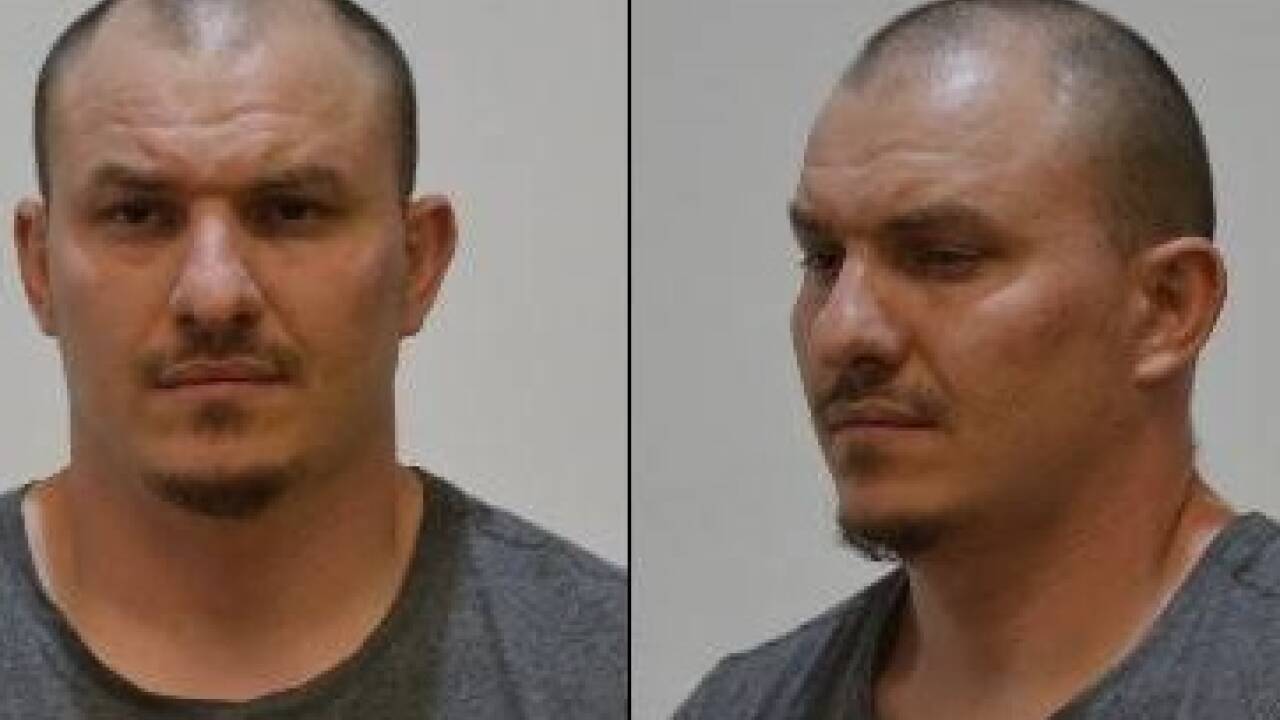 Die Landespolizeidirektion Niederösterreich fahndet nach Islam Y. Der Tschetschene war bei einem begleiteten Ausgang aus der Justizanstalt Stein geflüchtet. Der 35-jährige Mann gilt als gefährlich. Er soll vor zwei Wochen gemeinsam mit einem Landsmann bei einem Raufhandel einen Lokalbesucher in Wien schwer verletzt haben.  