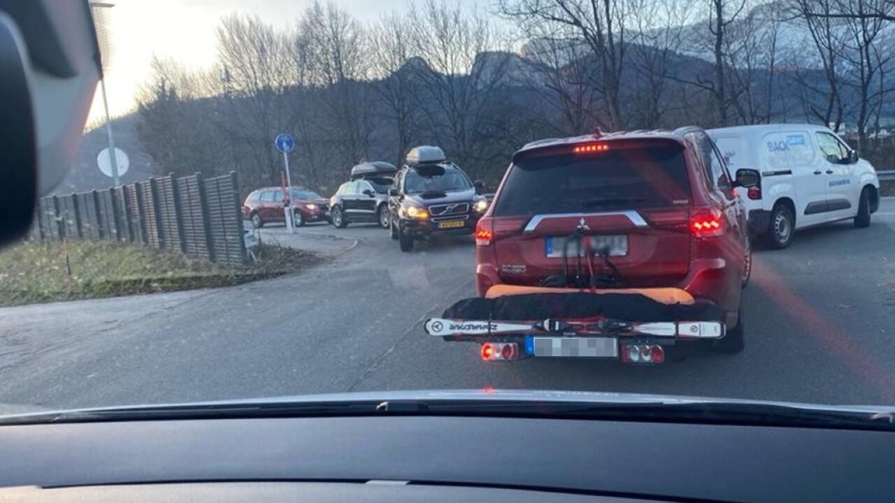 Blick aus einem Auto beim Adneter Riedl in Hallein.  