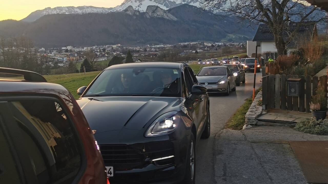 Autoschlange auf einer einspurigen Straße: So sah es beim Riedlweg bei Adnet aus.  