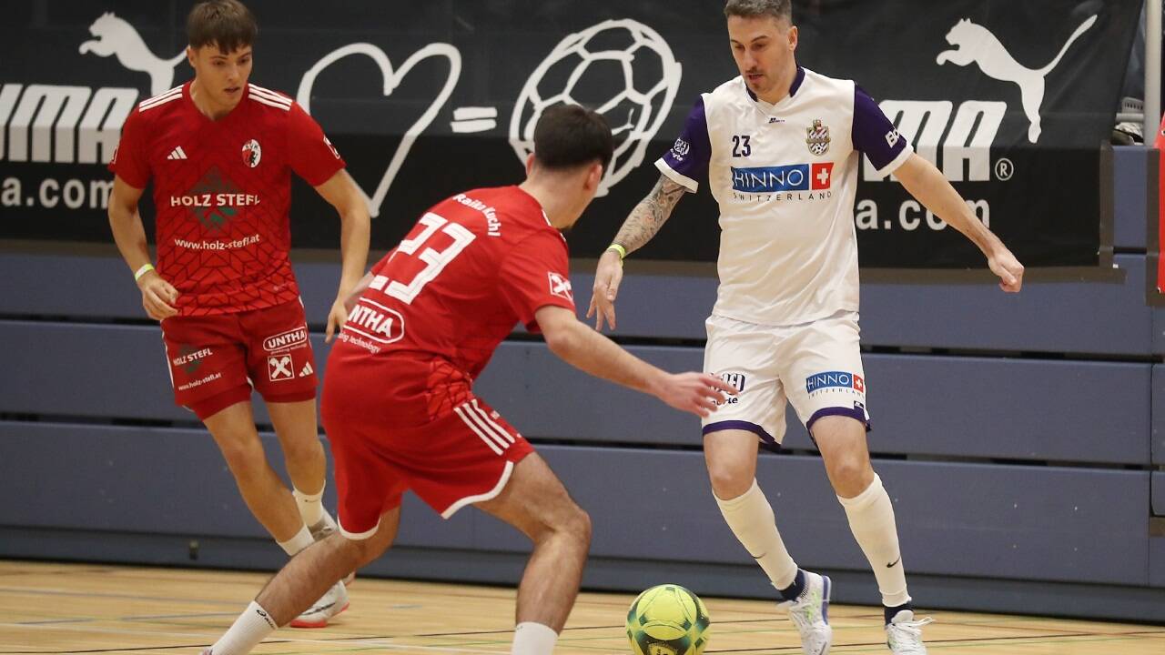 Hallwang-Trainer Damir Borozni (r.) spielte beim Stier auf.   Hallwang-Trainer Damir Borozni (r.) spielte beim Stier auf.