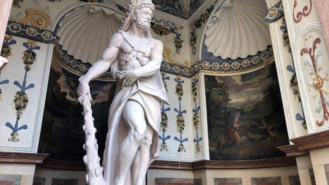 Die Herkulesstatue in der Nische der Dietrichsruh der Residenz. Die Herkulesstatue in der Nische der Dietrichsruh der Residenz.