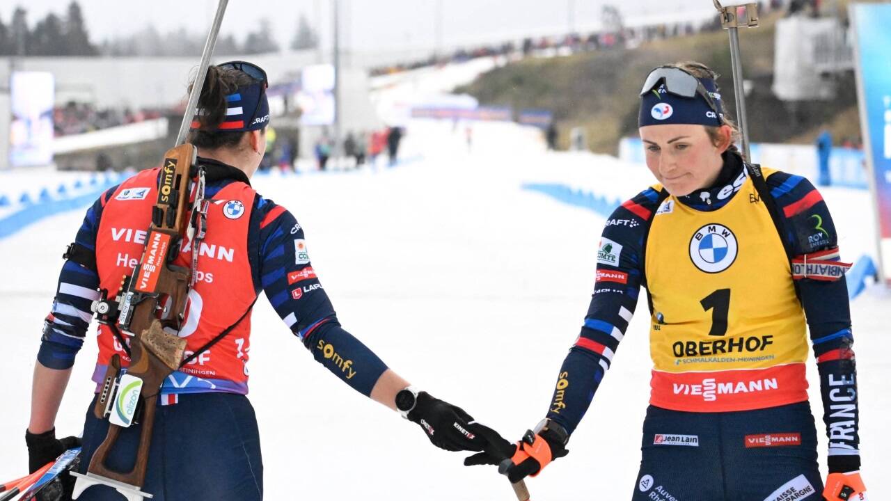 Die Gratulation von Braisaz-Bouchet (rechts) an Siegerin Simon fiel sehr unterkühlt aus.  