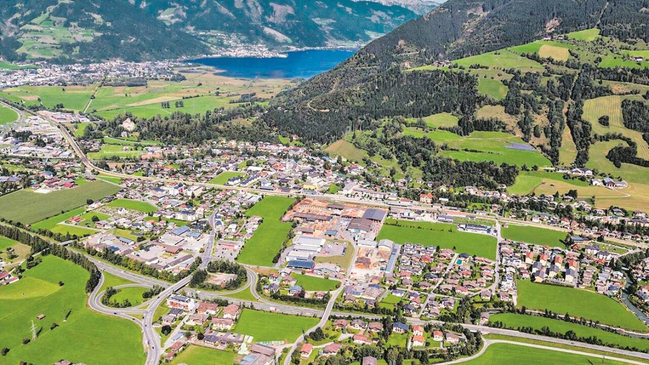 Bruck mit Zell am See im Hintergrund.  