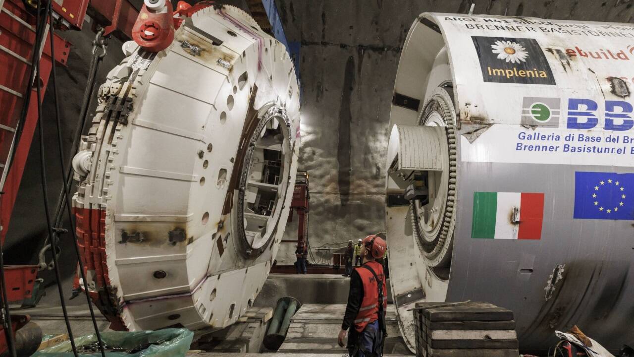 Der Bohrkopf einer riesigen Tunnelbohrmaschine für den Brennerbasistunnel. Der Bohrkopf einer riesigen Tunnelbohrmaschine für den Brennerbasistunnel.