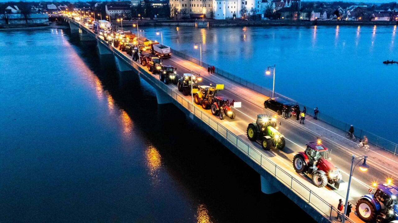 Die Traktoren fahren auf gegen die Sparpläne der Regierung. 