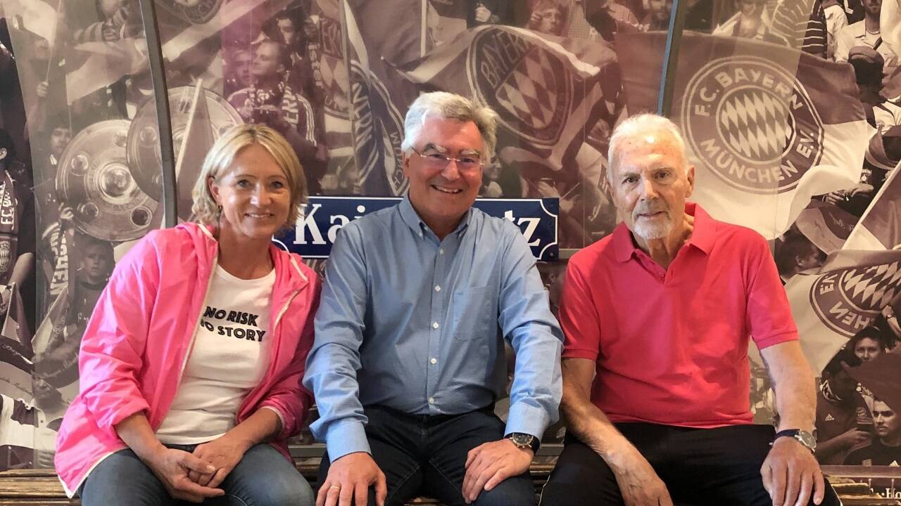 Mit der Fußballlegende Franz Beckenbauer und seiner Frau Heidi auf der Trainerbank im Haus in Salzburg. SN-Sportchef Richard Oberndorfer (Mitte) durfte noch einmal ein Interview mit Beckenbauer führen. Mit der Fußballlegende Franz Beckenbauer und seiner Frau Heidi auf der Trainerbank im Haus in Salzburg. SN-Sportchef Richard Oberndorfer (Mitte) durfte noch einmal ein Interview mit Beckenbauer führen.