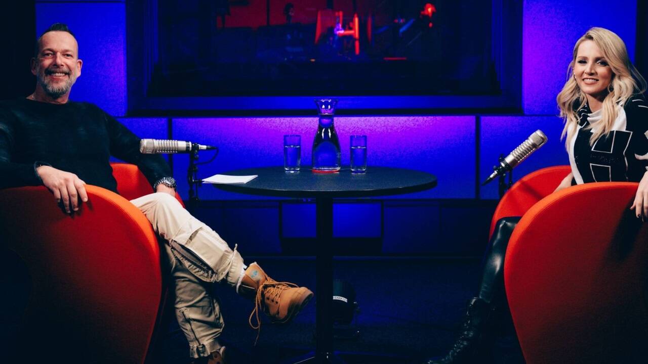 Ein Podcast, der jetzt im Fernsehen ausgestrahlt wird: Ö3-Moderator Robert Kratky im Gespräch mit der Sängerin Melissa Naschenweng.  Ein Podcast, der jetzt im Fernsehen ausgestrahlt wird: Ö3-Moderator Robert Kratky im Gespräch mit der Sängerin Melissa Naschenweng.