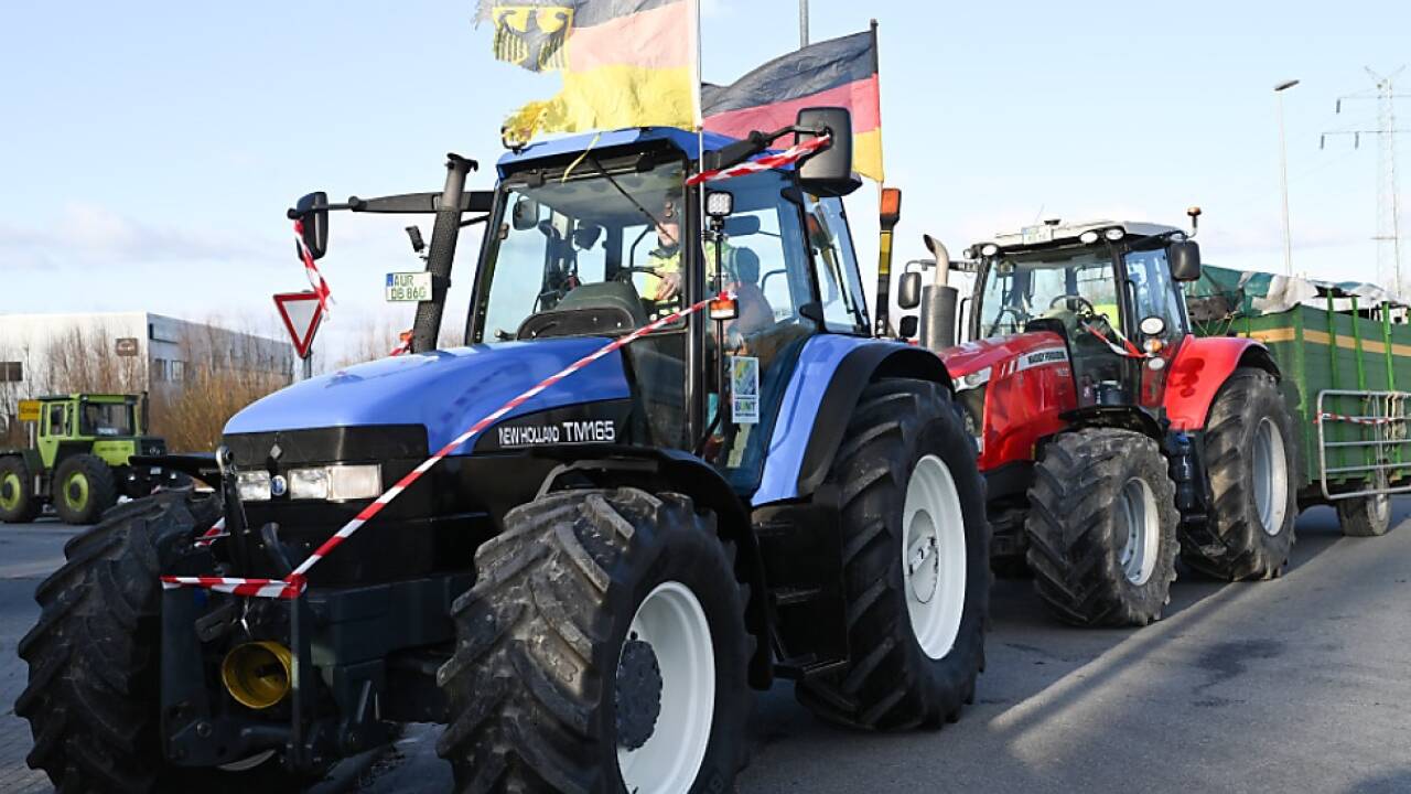 Landwirte blockieren die Hauptzufahrt zum Volkswagen-Werk in Emden 