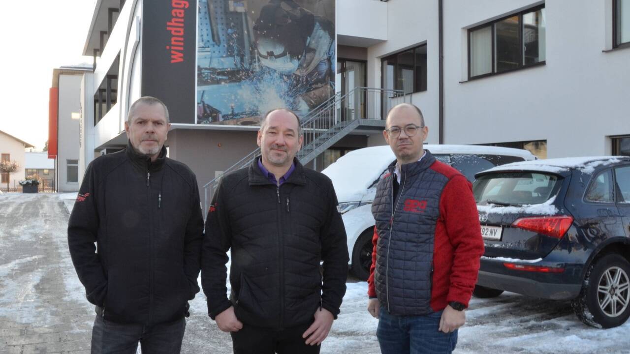 Die Betriebsräte Franz Aigner und Martin Laimer und GPA-Regionalsekretär Florian Koch (v. l.) sind trotz der Insolvenz des Seekirchner Heizungsbauers Windhager optimistisch, dass der Betrieb weitergeführt werden kann 