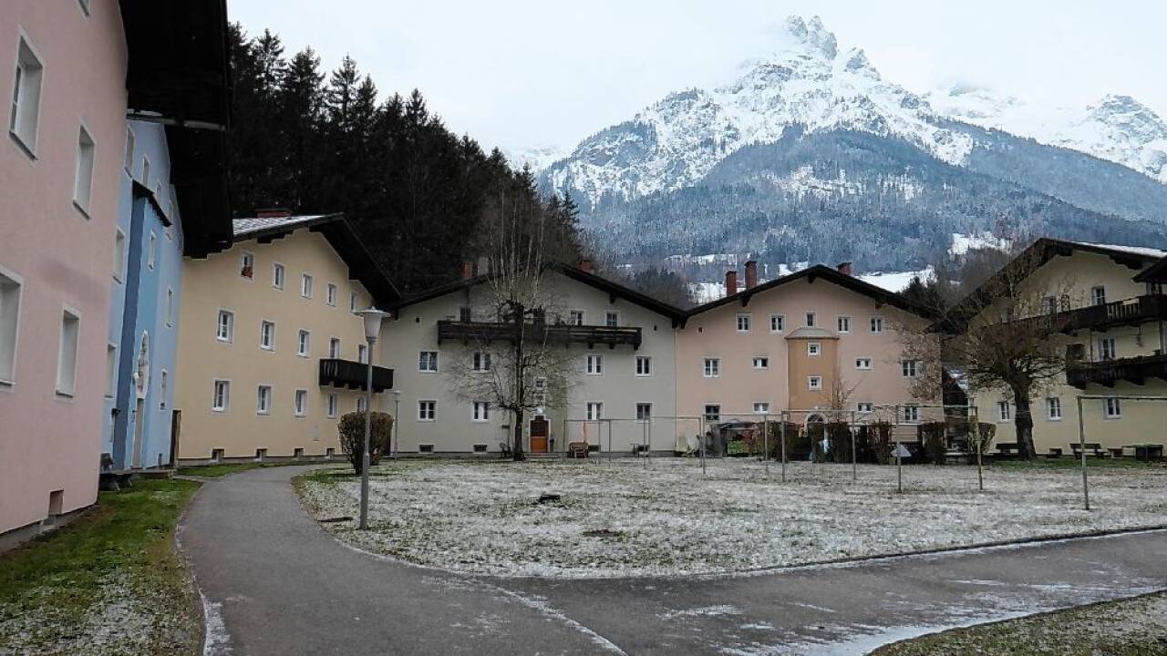 Der Innenhof im Rund der pastellfarbenen Häuser.  
