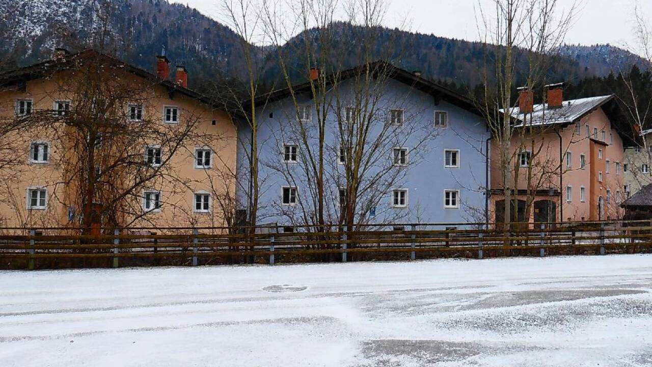 Die Siedlung liegt am Eingang zum Blühnbachtal, direkt am Blühnbach. 