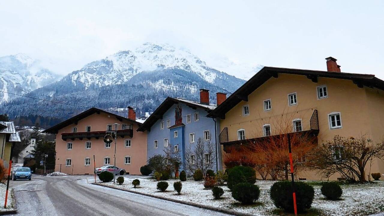 Die drei Häuser am Dorfplatz sollen als erste abgerissen werden.  