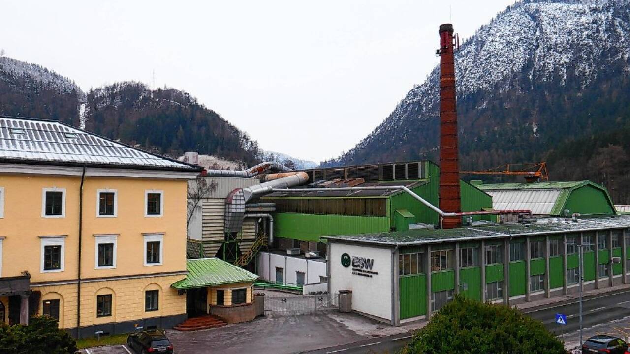 Das Eisenwerk Sulzau-Werfen prägt den Ort.  