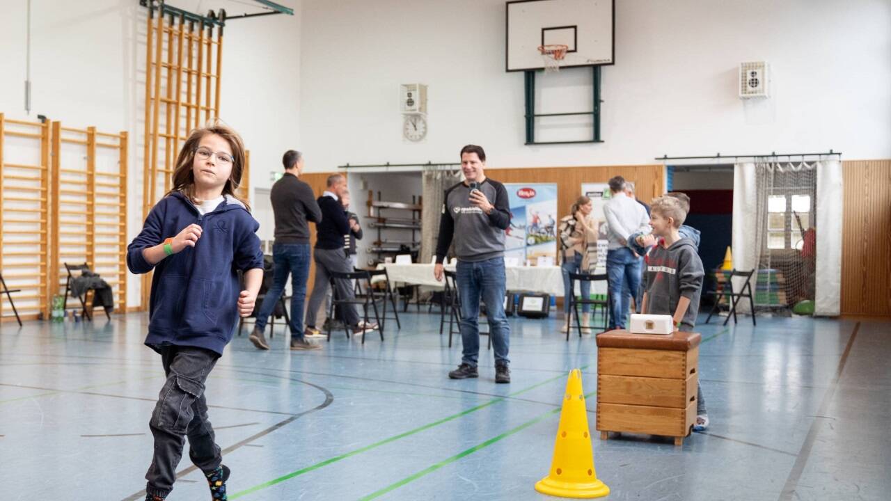 Bewegung an der VS Maxglan 1: Die „sportstation 2“ ist nicht nur im Sportunterricht einsetzbar, sondern auch zwischendurch.  Bewegung an der VS Maxglan 1: Die „sportstation 2“ ist nicht nur im Sportunterricht einsetzbar, sondern auch zwischendurch.