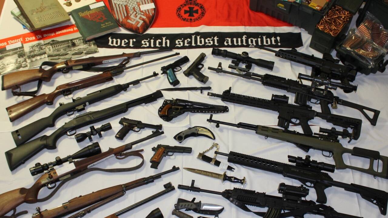 Die Ermittler stellten eine Vielzahl von Schusswaffen sowie auch Nazi-Devotionalien sicher.  