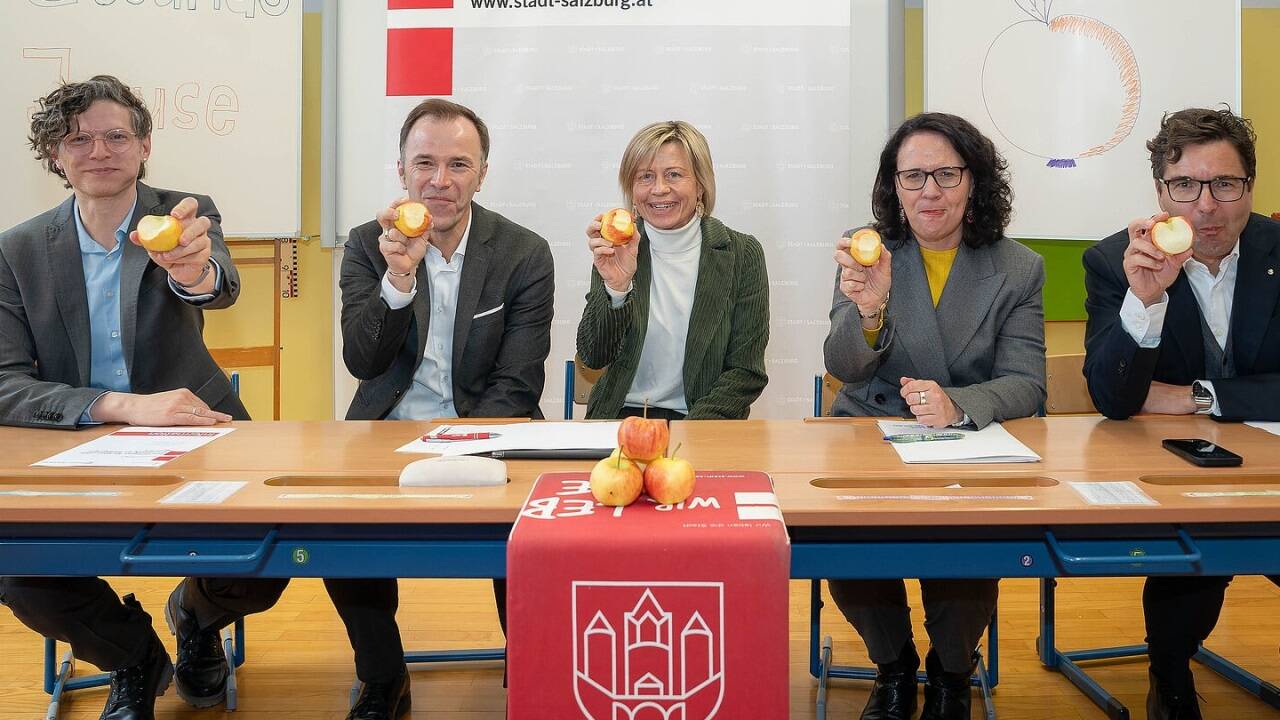 Manuel Schätzer/Sipcan, Vizebgm. Bernhard Auinger, Schulleiterin Andrea Resch, Landesrätin Daniela Gutschi und Spar-Vorstand Markus Kaser (v. l.).  Manuel Schätzer/Sipcan, Vizebgm. Bernhard Auinger, Schulleiterin Andrea Resch, Landesrätin Daniela Gutschi und Spar-Vorstand Markus Kaser (v. l.).