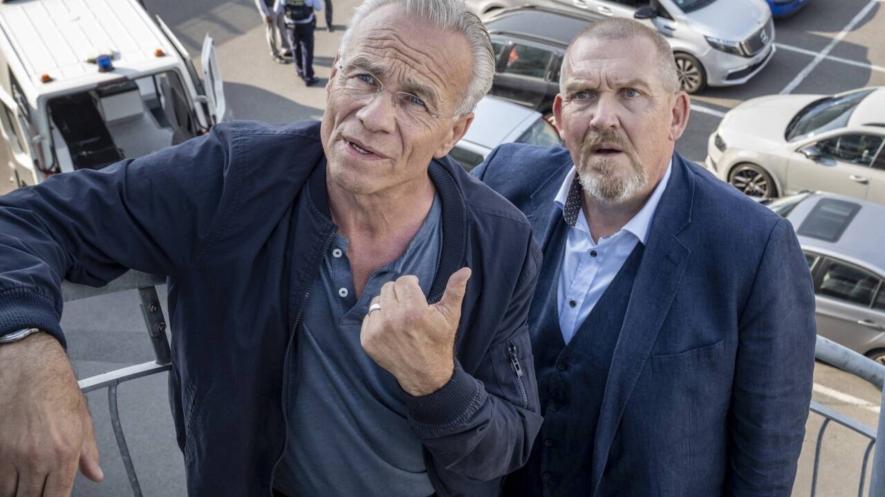 Die Kommissare Max Ballauf (Klaus J. Behrendt) und Freddy Schenk (Dietmar Bär) sind ob der Kaltschnäuzigkeit eines Investmentgurus irritiert. 
