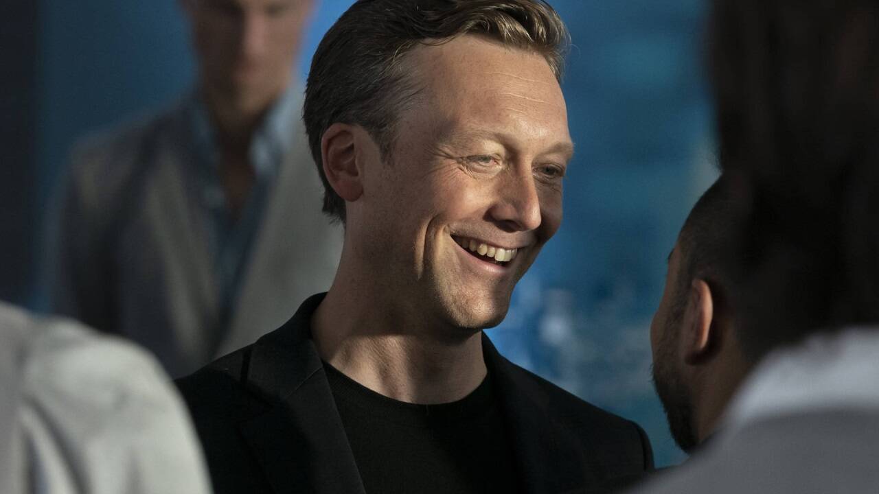 Der Firmengründer Christopher Komann (Robin Sondermann) feiert sich selbst und sein Team bei der Concreta. 
