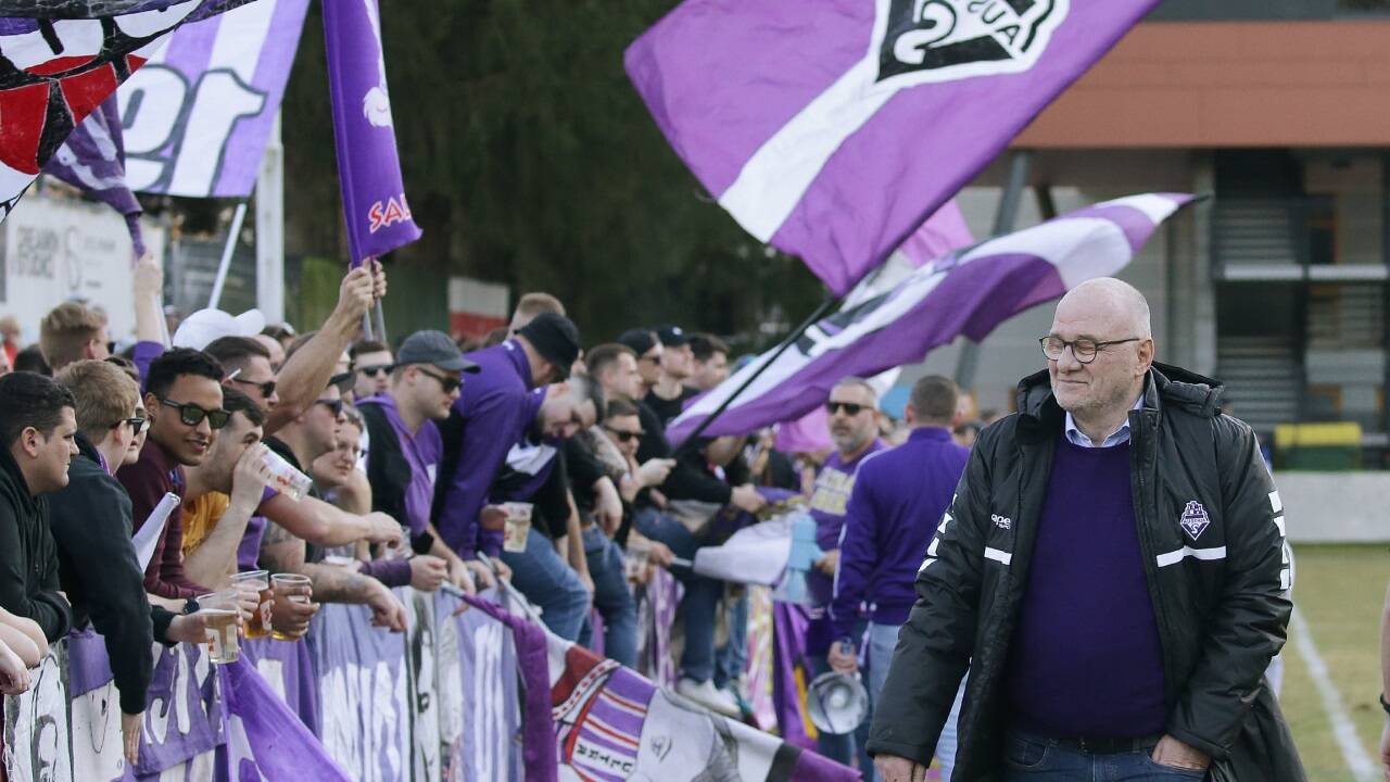 Austria-Präsident Claus Salzmann (r.) will den Fans unbedingt den Aufstieg in die 2. Liga schenken.  