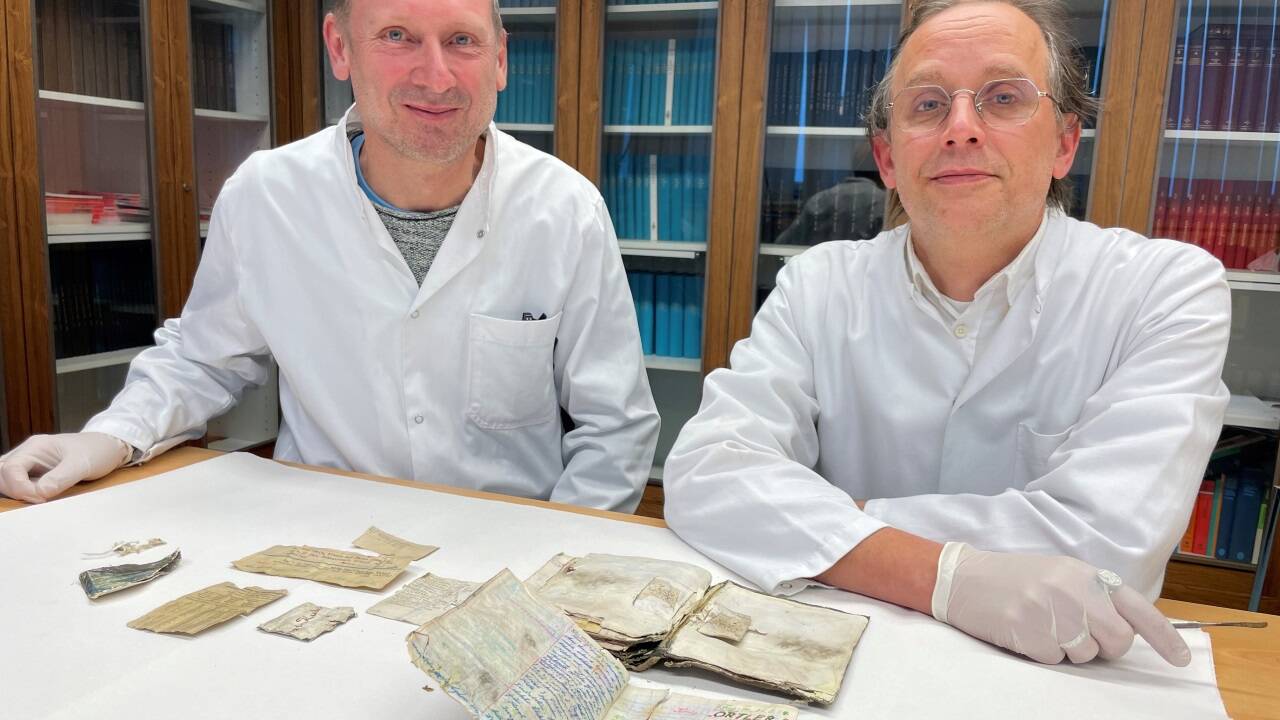 Die Molekularbiologen Franz Neuhuber (li.) und Jan Cemper-Kiesslich von der Gerichtsmedizin in Salzburg führten die DNA-Analyse durch. 