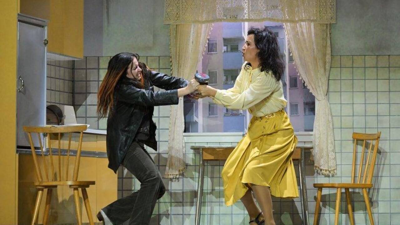 Szene in „Schlaflos“ in der Grazer Oper: Tetiana Miyus (Alida), Mareike Jankowski (Mutter) 