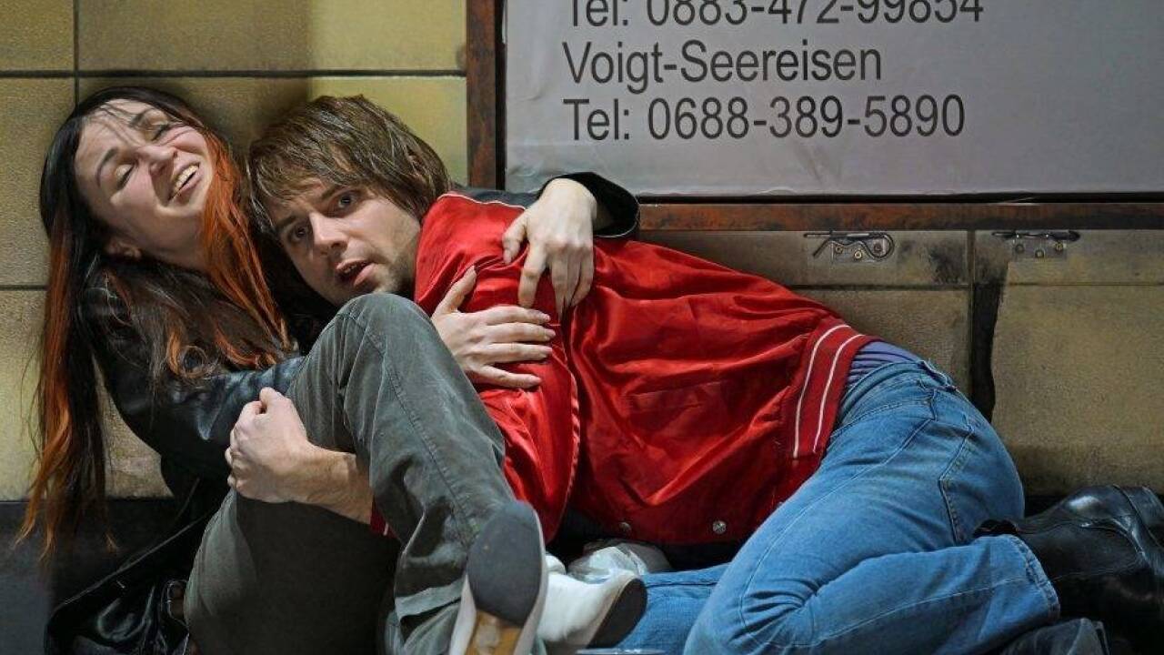 Szene in „Schlaflos“ in der Grazer Oper: Tetiana Miyus (Alida), Mario Lerchenberger (Asle) 