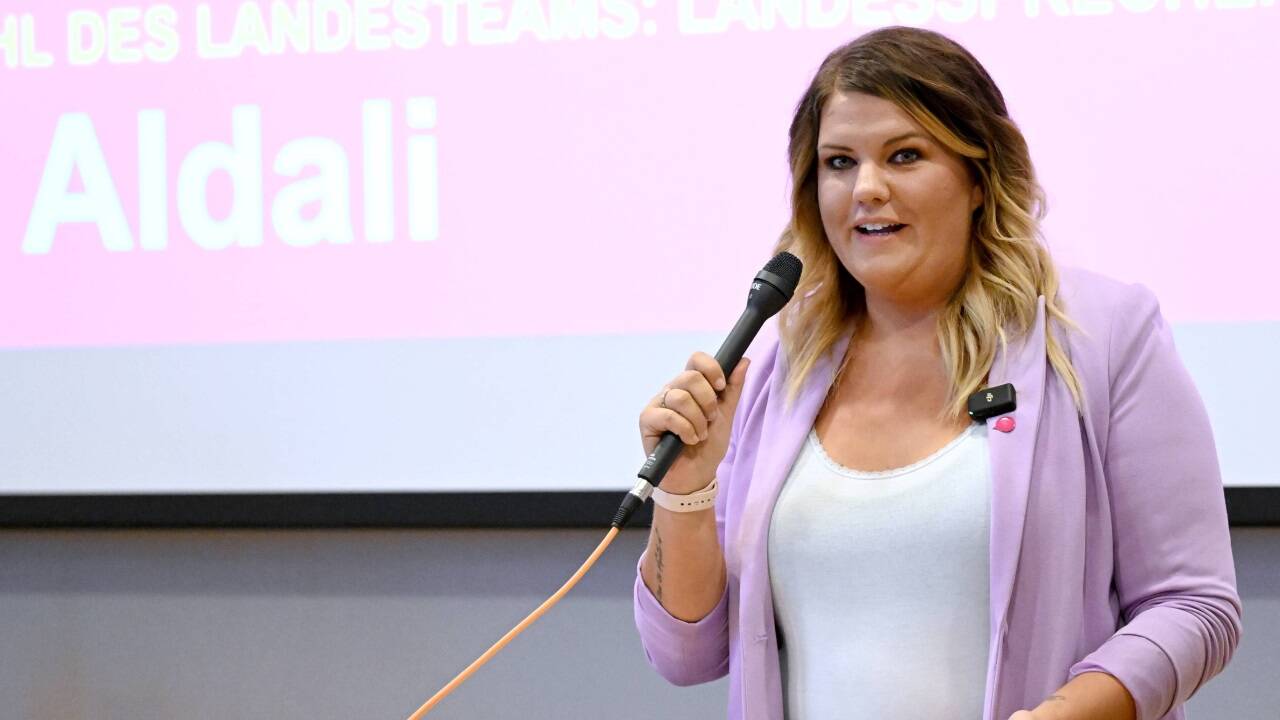 Lisa Aldali wurde im Herbst 2023 zur neuen Landessprecherin der Neos in Salzburg gewählt. Nun will sie es in ihrer Heimatgemeinde Unken versuchen. Lisa Aldali wurde im Herbst 2023 zur neuen Landessprecherin der Neos in Salzburg gewählt. Nun will sie es in ihrer Heimatgemeinde Unken versuchen.