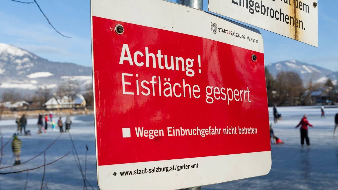 Zahlreiche Eisläufer wagten sich am Sonntag trotz Einbruchsgefahr auf das Eis am Leopoldskroner Weiher. Zahlreiche Eisläufer wagten sich am Sonntag trotz Einbruchsgefahr auf das Eis am Leopoldskroner Weiher.