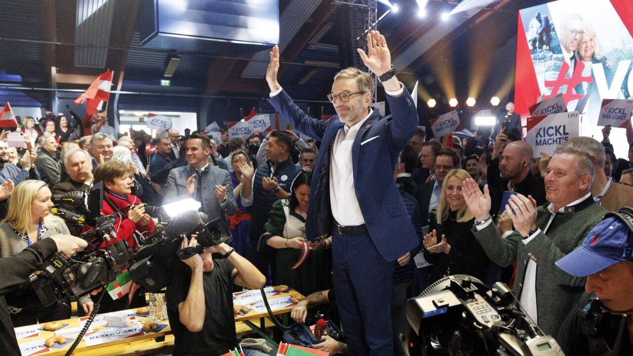 Hände hoch: Herbert Kickl ließ sich feiern. 