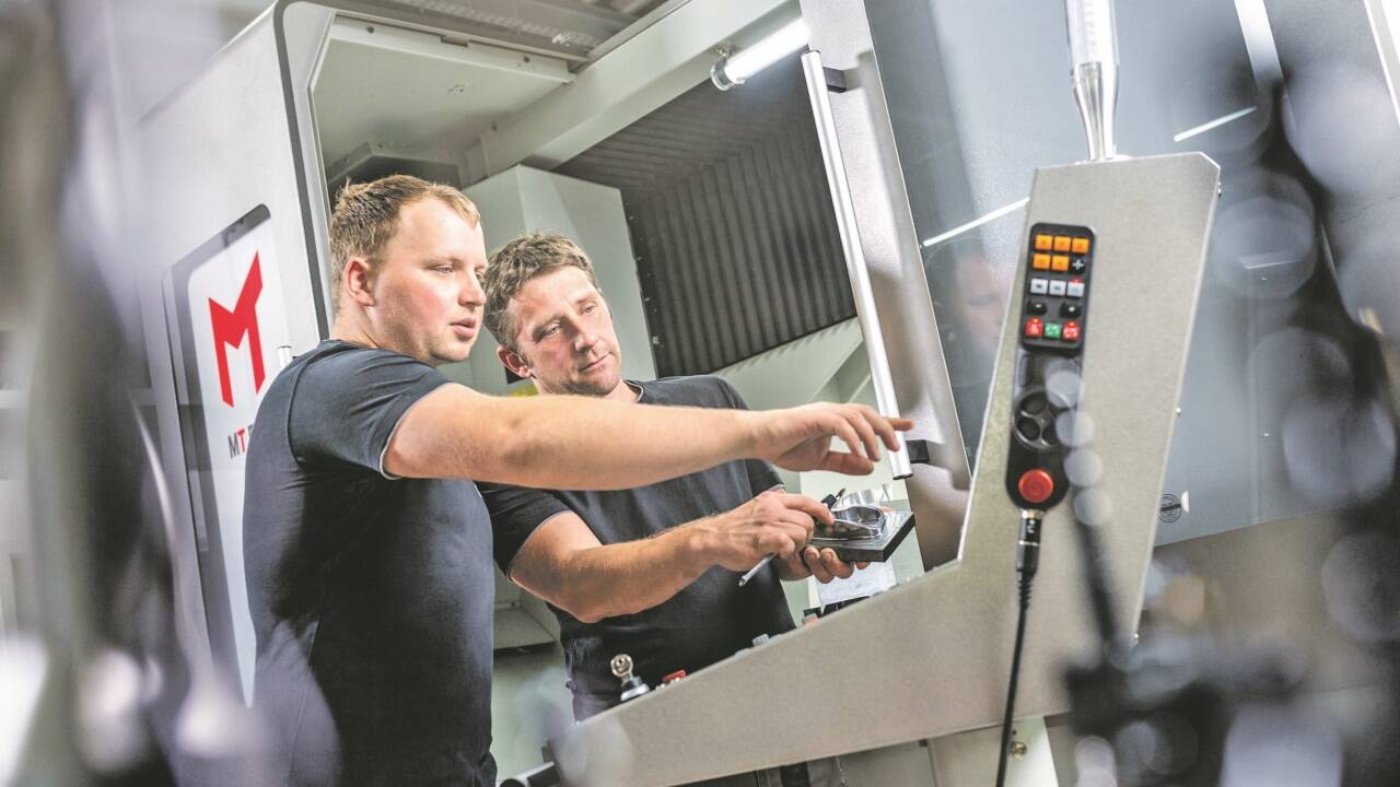 Mit CNC Maschinen können hochpräzise Teile, etwa für den Flugzeugbau, produziert werden. Mit CNC Maschinen können hochpräzise Teile, etwa für den Flugzeugbau, produziert werden.