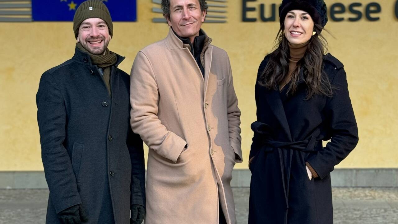 Gemeinsam mit Benedict Feichtner (li.) und Robert Zikmund (mi.) bildet Schaidreiter das ORF-Team in Brüssel. 