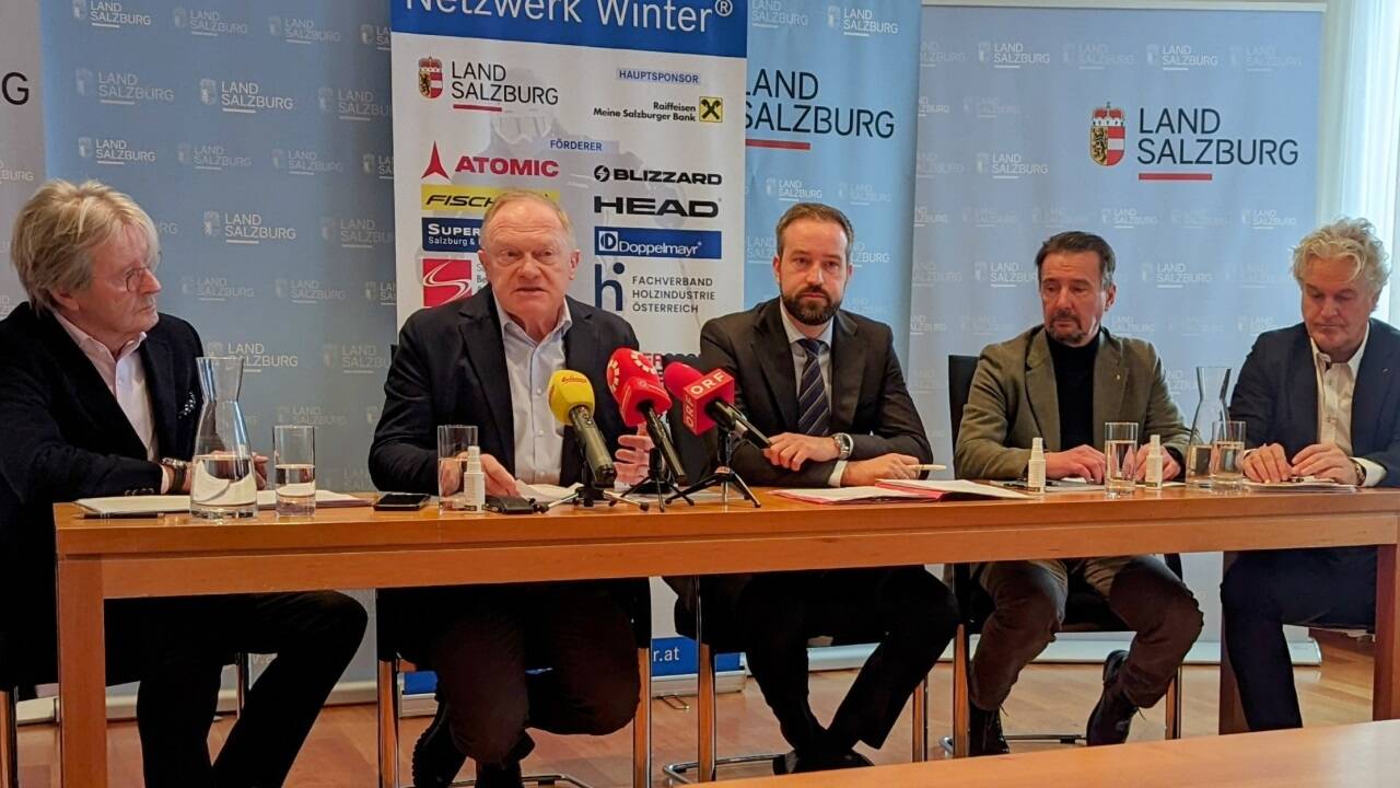 Das Netzwerk Winter und die Landesregierung wollen das Skifahren vor allem für Kinder und Jugendliche wieder attraktiver machen. Von links: Franz Schenner, Erich Egger, Sportlandesrat Stefan Schnöll, Landesrat Martin Zauner und Robert Tschaut. 