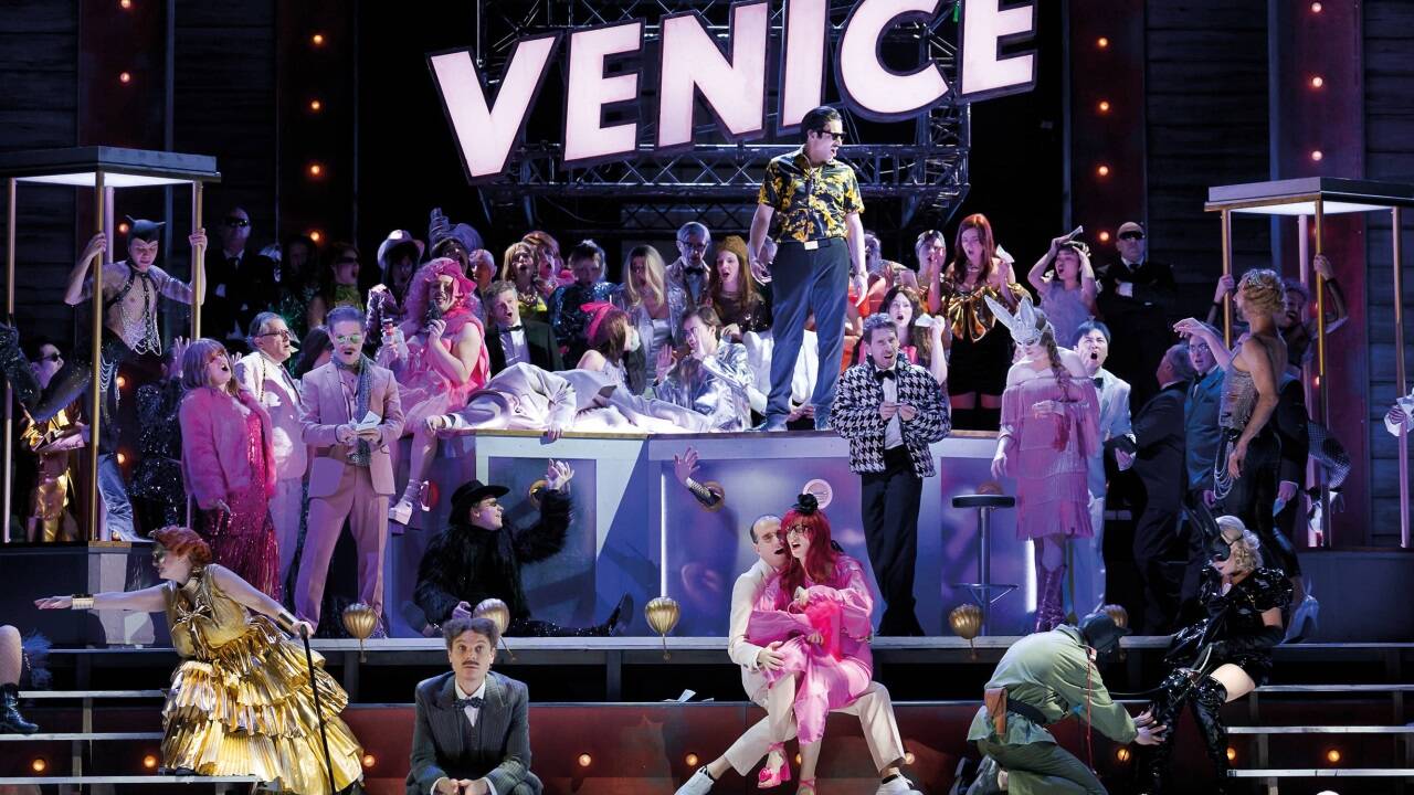 Bilder zu Lydia Steiers „Candide“-Inszenierung im Theater an der Wien 