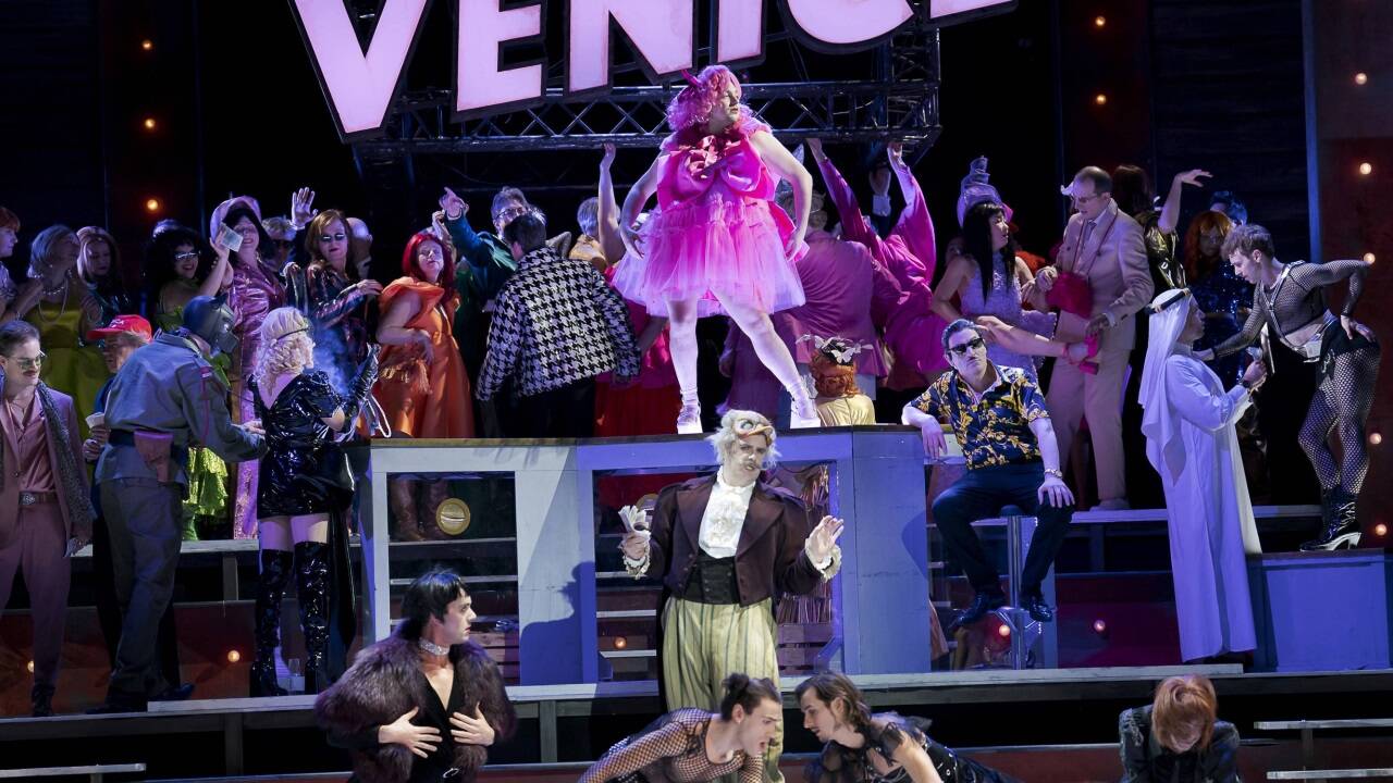 Bilder zu Lydia Steiers „Candide“-Inszenierung im Theater an der Wien 