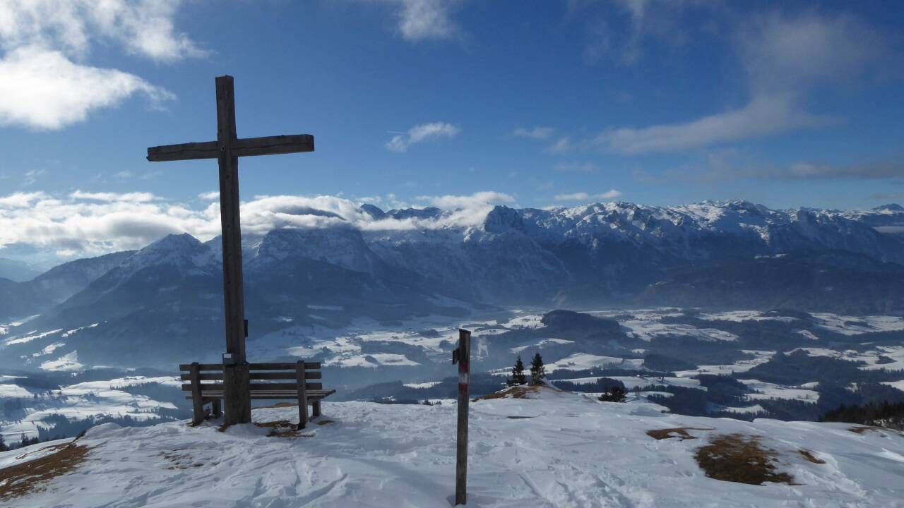 Am Taborberg mit Blick auf das Abtenauer Becken und das Tennengebirge.  Am Taborberg mit Blick auf das Abtenauer Becken und das Tennengebirge.