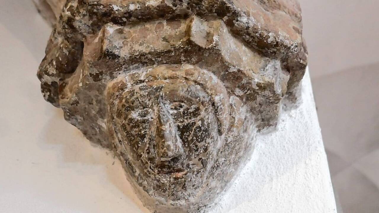Ein jahrhundertealter Konsolkopf versteckt sich im Kirchengewölbe.  