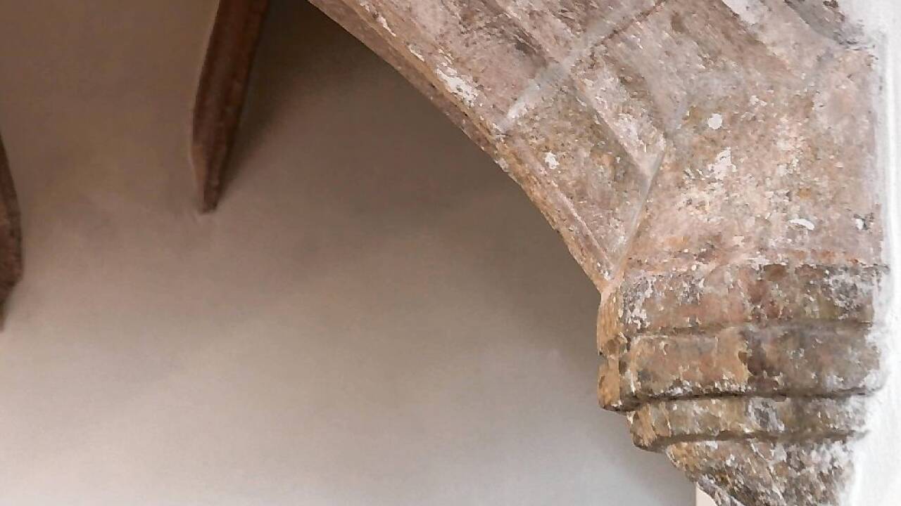 Ein jahrhundertealter Konsolkopf versteckt sich im Kirchengewölbe.  