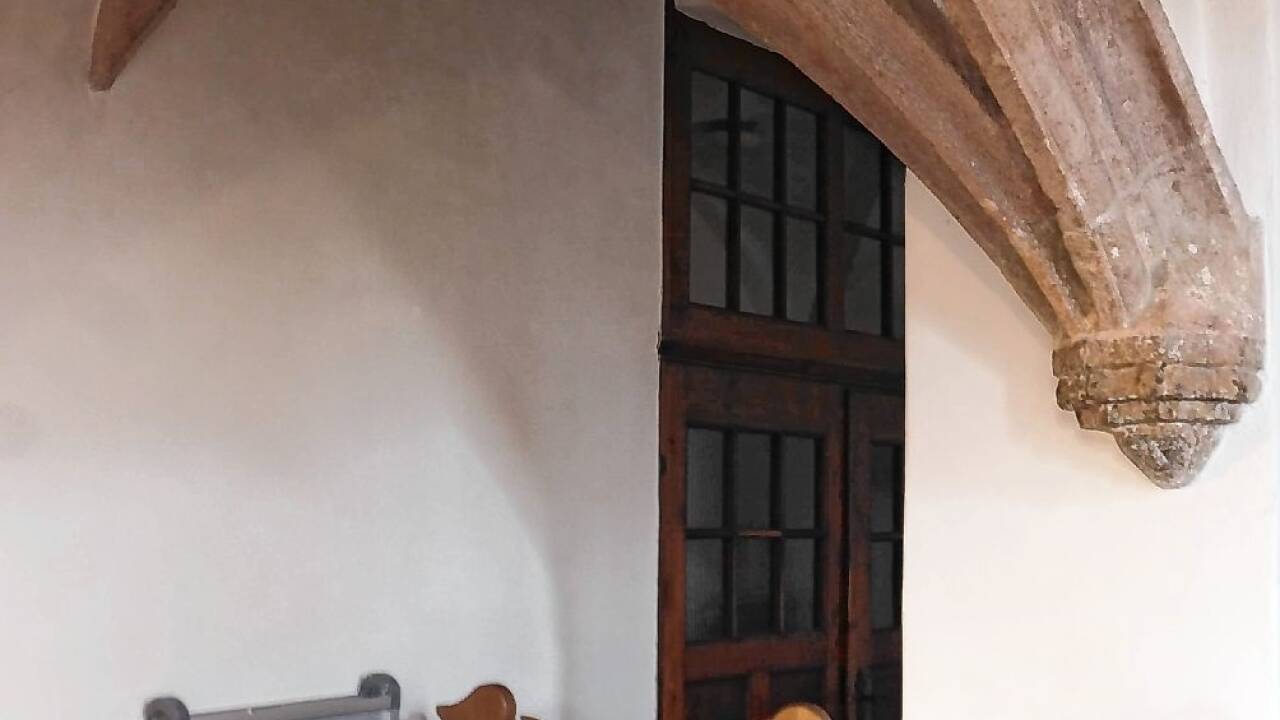 Ein jahrhundertealter Konsolkopf versteckt sich im Kirchengewölbe.  