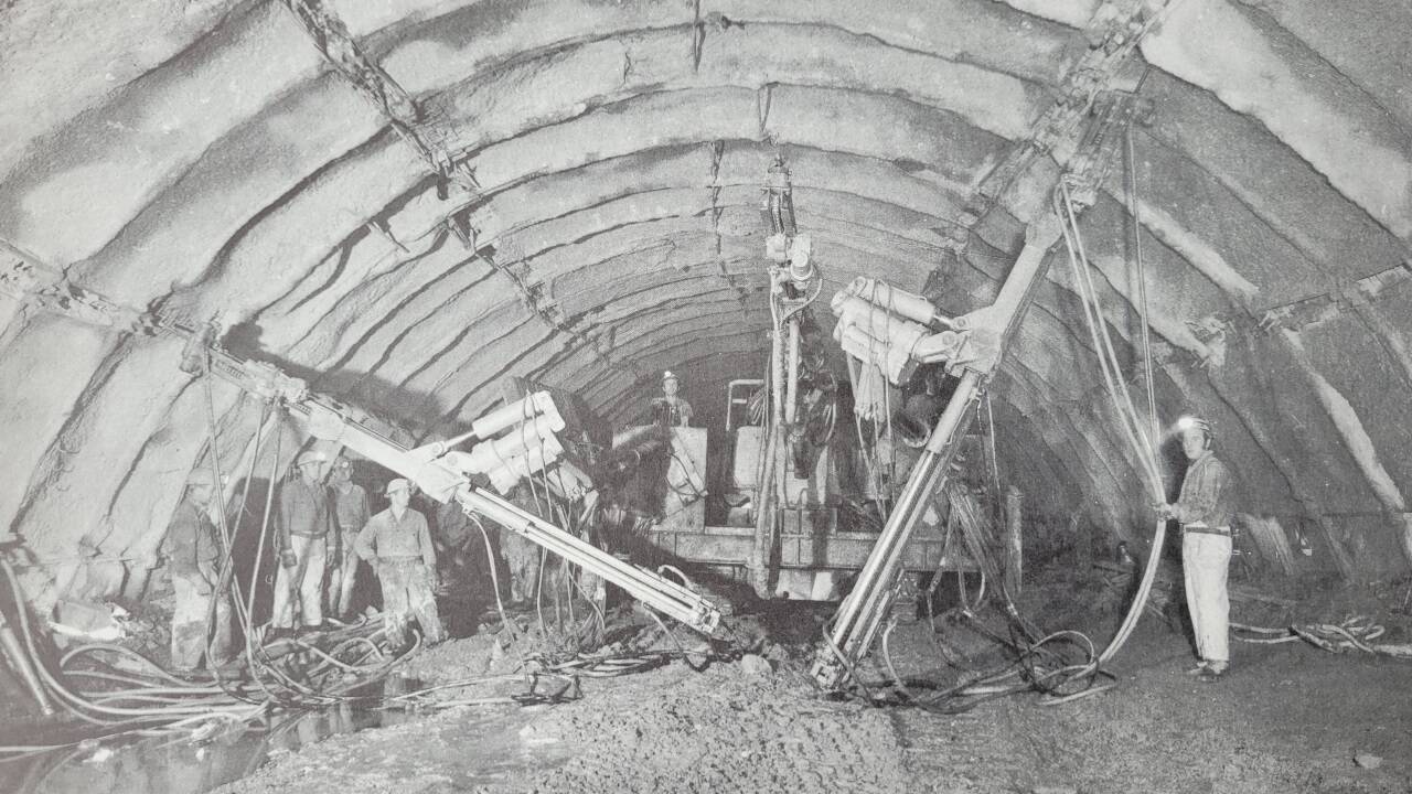 Arbeiter in der Baustelle des Tauerntunnels (Nord) mit Dehnungsschlitzen in der Verkleidung. 