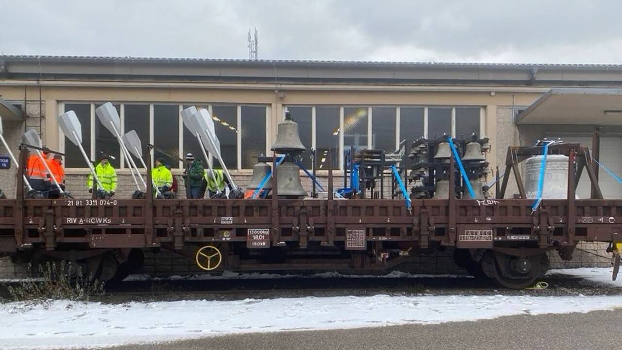 Der in der Lehrwerkstätte der ÖBB Infrastruktur gebaute „Glögglwaggon“ wird durchs Salzkammergut bimmeln. Der in der Lehrwerkstätte der ÖBB Infrastruktur gebaute „Glögglwaggon“ wird durchs Salzkammergut bimmeln.